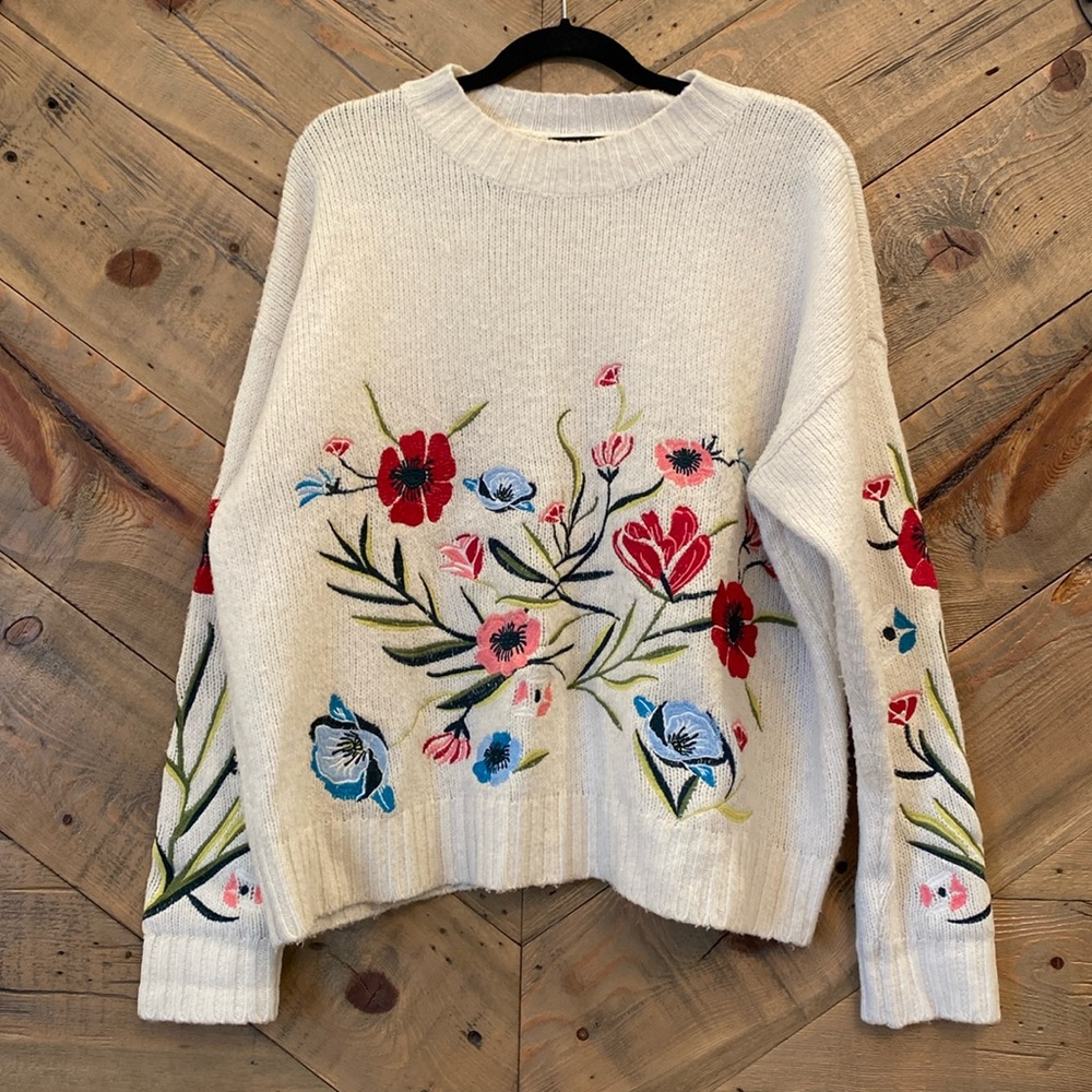 Romeo & Juliet Couture Embroidered Sweater M